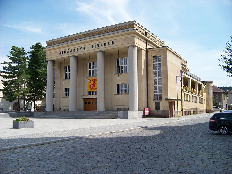 Jiráskovo divadlo v Hronově. Autor Šjů. licence CC BY 4.0. Zdroj: Wikimedia Commons