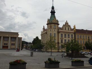 Hlavní náměstí Československé Armády v Hronově. Autor: Vojtěch Dočkal, licence CC BY-SA 4.0. Zdroj: Wikimedia Commons