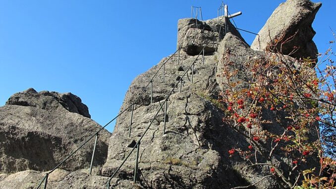 Schody ve skále k výstupu na vyhlídkové místo na Ořešníku, vrcholku Jizerských hor. Autor: Huhulenik, licence CC BY-SA 3.0. Zdroj: Wikimedia Commons