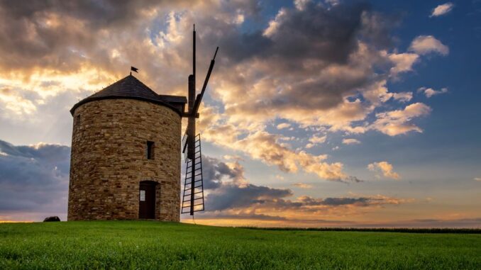 Replika větrného mlýna v Jalubí v okrese Uherské Hradiště. Zdroj: Shutterstock.com/Martin Peterka