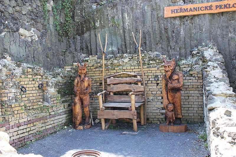 Ze dřeva vyřezané skulptury umístěné v celku nazvaném Heřmanické peklo v Heřmanicích v okrese Liberec. Autor: Jan Polák, licence BY-SA 3.0. Zdroj: Wikimedia Commons