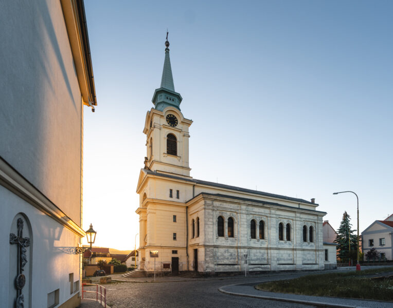 Příbram: Kostel sv. Vojtěcha na náměstí J. A. Alise. Zdroj foto: Poznejpribram.cz