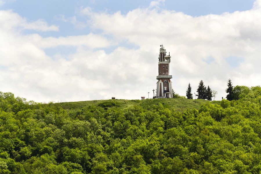 Vyhlídková věž u Kryr. Zdroj: Shutterstock/josefkubes