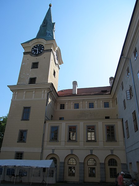 Zámecká věž z nádvoří na Zelené Hoře. Autor: Helena Dvořáková, licence CC BY-SA 4.0. Zdroj: Wikimedia Commons