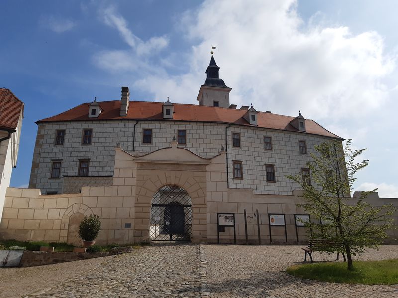 Předzámčí a pohled na Starý zámek Jevišovice. Foto: Anna Petruželková