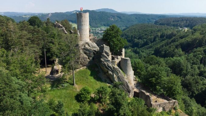 Pohled na hradní zříceninu Frýdštejn z dronu. Zdroj foto: Shutterstock.com/jan ptacek