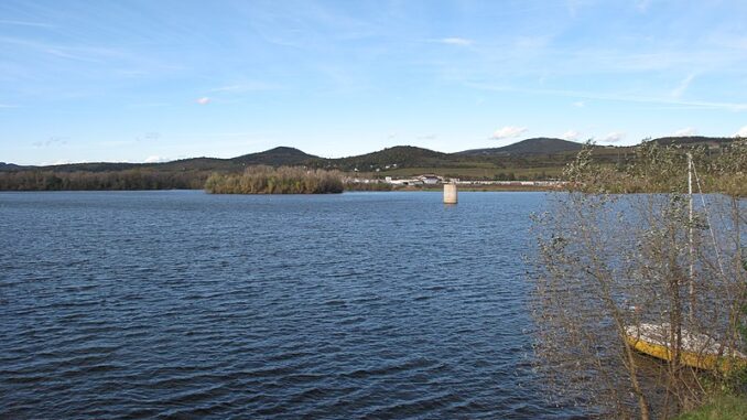 Žernosecké jezero, pohled z Píšťan. Autor: Juandev, licence CC BY-SA 3.0. Zdroj: Wikimedia Commons
