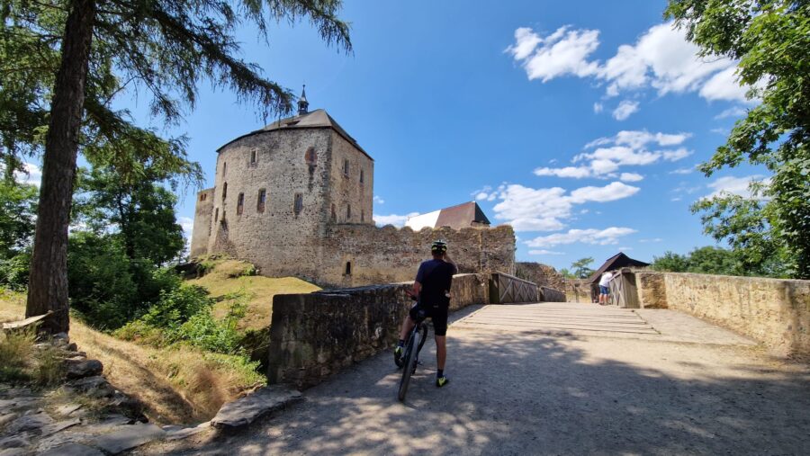 Užijte si nádherné scenérie hradů a zámků na kole i pěšky. Zdroj: Kateřina Nečasová