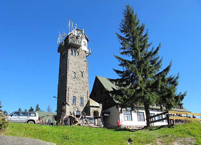 Rozhledna a chata Královka nedaleko Janova nad Nisou. Autor: Huhulenik, licence CC BA-SA 3. Zdroj: Wikimedia Commons