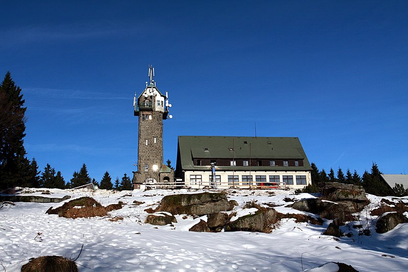 Rozhledna Královka nedaleko obce Janov nad Nisou. Autor: Chmee2, licence CC BA-SA 3. Zdroj: Wikimedia Commons