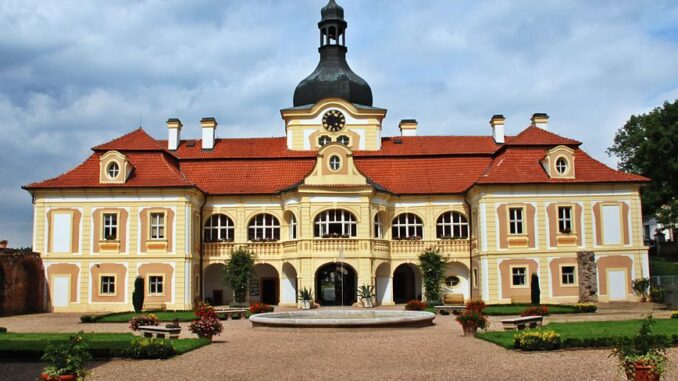 Barokní zámek Nebílovy u Plzně. Zdroj: Shutterstock.com/Filip Fuxa