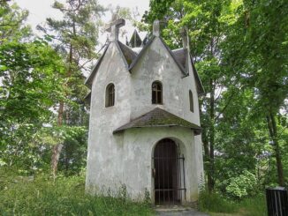 Kaple v obci Moravský Beroun v okrese Olomouc. Autor: Pavlína Koncošová, licence CC0 1.0, volné dílo. Zdroj: Wikimedia Commons