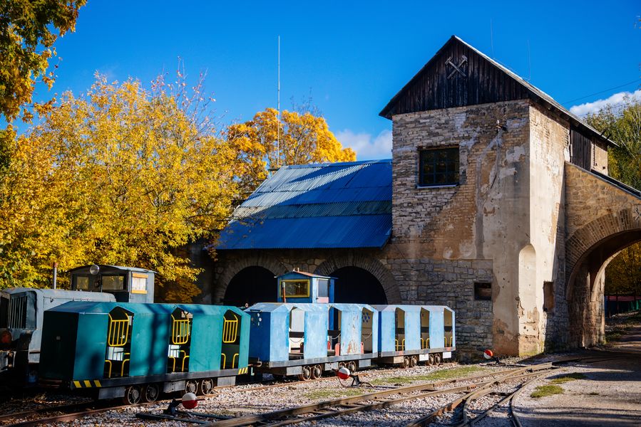 Zachovalý typický důlní objekt v průmyslovém skanzenu Solvayovy lomy u Berouna. Zdroj: Shutterstock.com/rudnitskaya_anna 