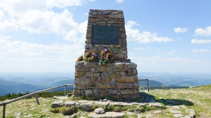 Famózní výhled od kamenného památníku Hanče a Vrbaty, který vypráví o síle přátelství. Zdroj: Petr Digrin