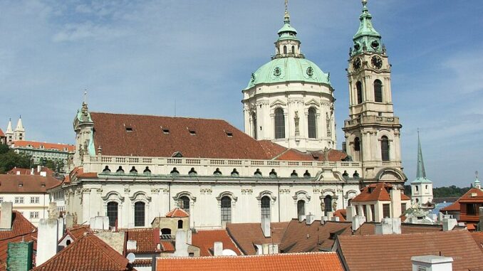 Kostel sv. Mikuláše v Praze na Malé Straně. Autor: Hynek Moravec, licence CC BY 3.0. Zdroj: Wikimedia Commons