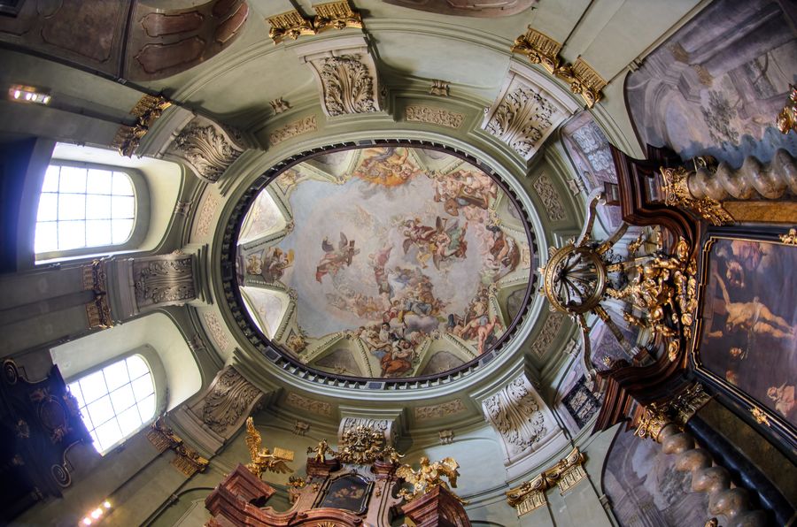 Kostel svatého Mikuláše na Malé Straně v Praze. Zdroj: Shutterstock.com/Mitzo