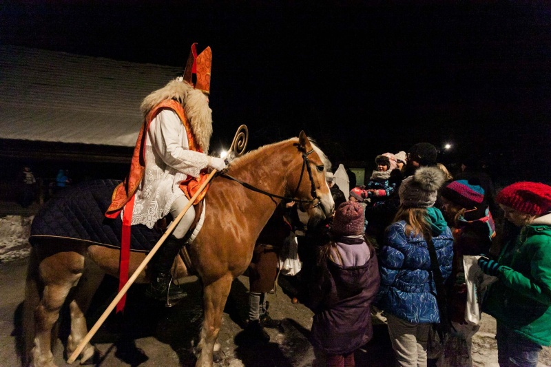 Mikulášský podvečer v Muzeu v přírodě Rožnov pod Radhoštěm. Zdroj: Národní muzeum v přírodě; www.npu.cz; licence Creative Commons CC BY-NC-ND 3.0 CZ