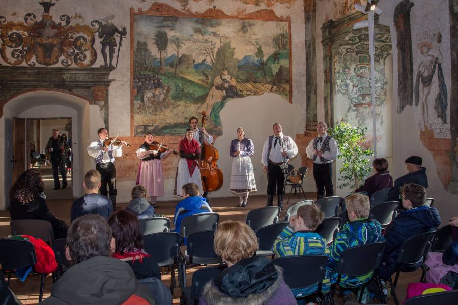 Folklórní vystoupení na zámku Pardubice