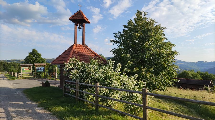 Zvonička u vstupu do areálu muzea. Zdroj: Muzeum poslední žítkovské bohyně. Foto: Petr Mizera