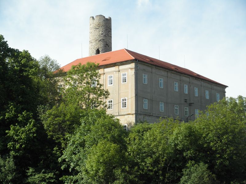 Zámek a zřícenina hradu Skalka. Zdroj: obec Vlastislav, Ústecký kraj