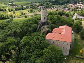 Zámek a zřícenina hradu Skalka. Zdroj: obec Vlastislav, Ústecký kraj
