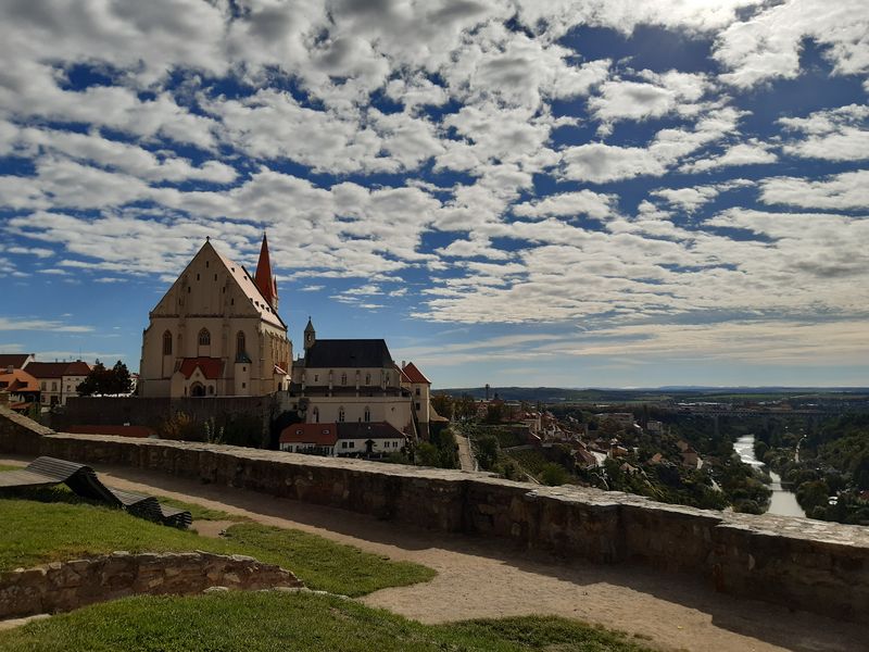 Pohled od Znojemského hradu na kapli sv. Václava, která stojí vpravo, v těsném sousedství kostela sv. Mikuláše. Foto: Anna Petruželková