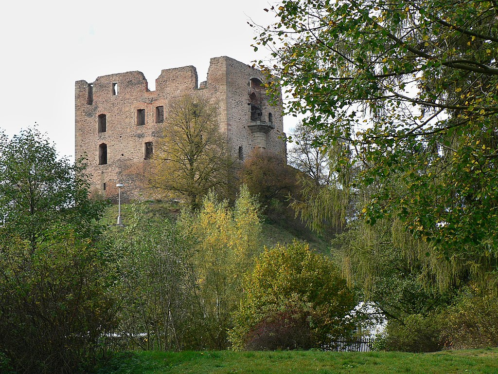 Krakovec - Jihovýchodní nároží. Zdroj:Zdeňka Bušková – Vlastní dílo. CC BY-SA 3.0