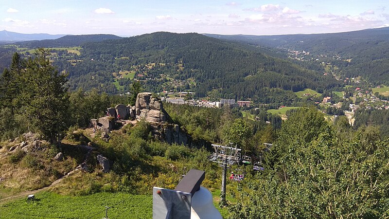 Výhled na okolí na Tanvaldském Špičáku v popředí skalní vyhlídka, Liberecký kraj. Autor foto: Klimcik, licence CC0 1.0. Zdroj: Wikimedia Commons