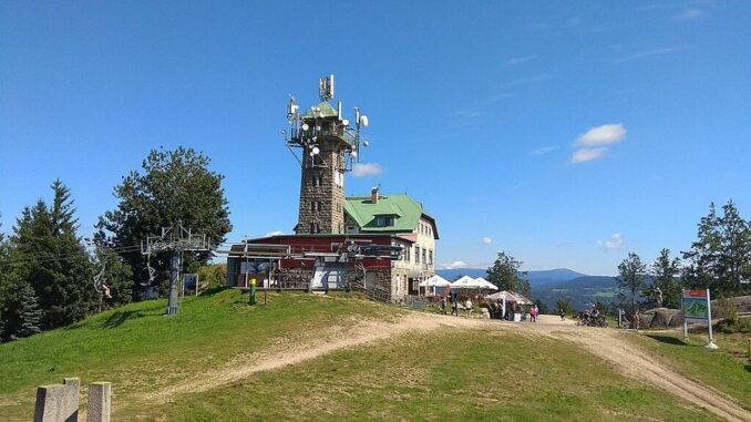 Rozhledna na Tanvaldském Špičáku, Liberecký kraj. Autor foto: Klimcik, licence CC0 1.0. Zdroj: Wikimedia Commons