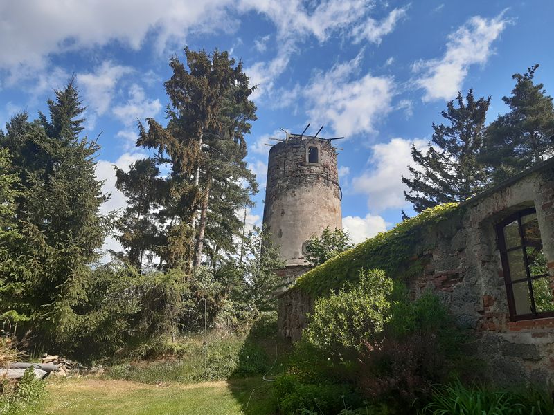 V Budišově na návrší zvaném Věterák se nachází zřícenina větrného mlýnu z roku 1838. Foto: Anna Petruželková