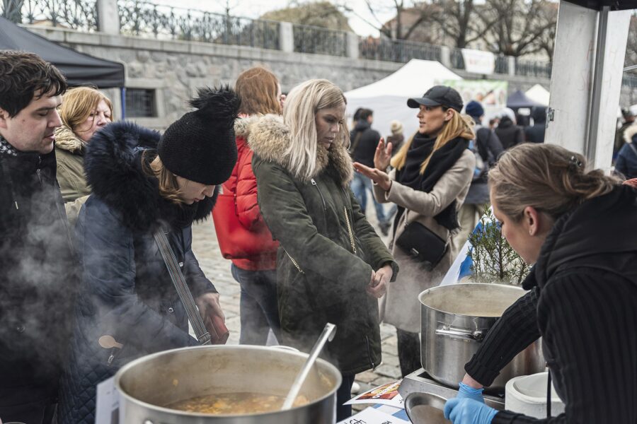 Rozmanitý výběr polévek na Smíchovské Náplavce. Zdroj: Food Event s.r.o.