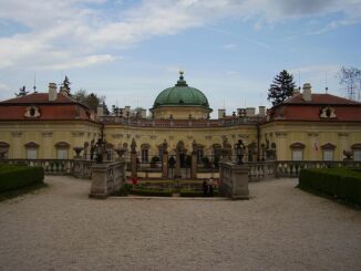 Hlavní budova zámku Buchlovice. Zdroj: Honza Groh. CC BY 3.0
