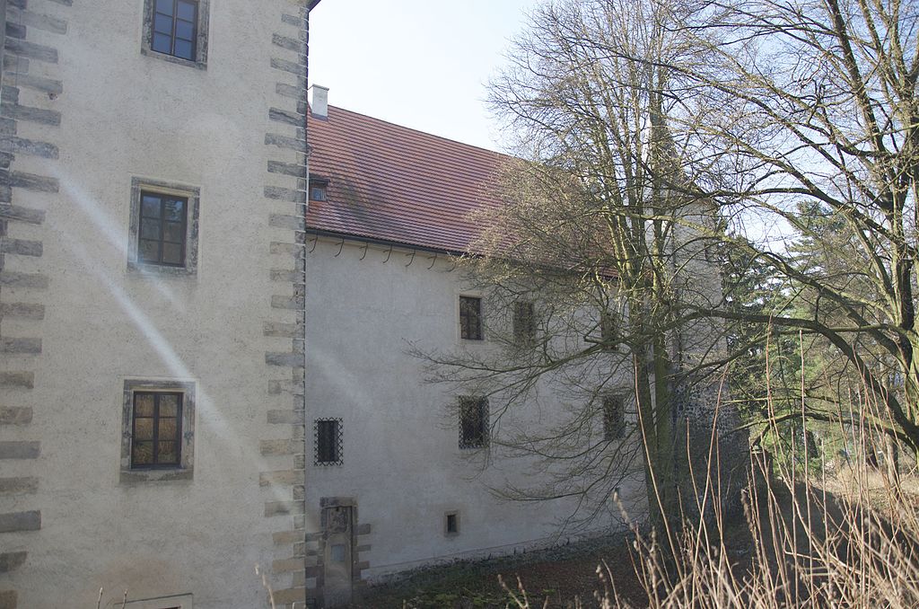Pohled na severní průčelí Horního zámku v Benešově nad Ploučnicí. Zdroj: AdamCernohouz. CC BY-SA 4.0