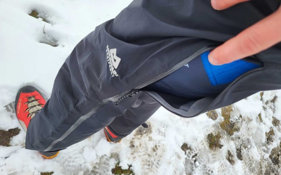 Do jeskyní se hodí teplé i nepromokavé oblečení. Zdroj foto: https://blog.affekt.cz/