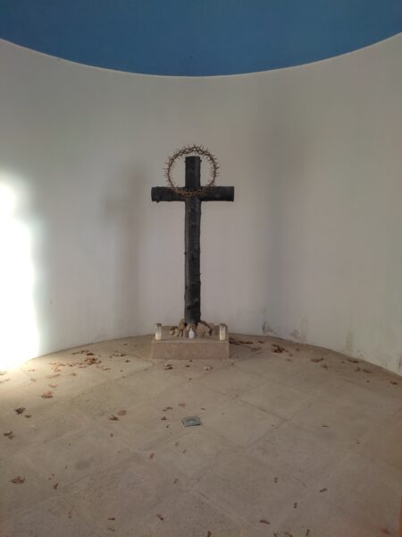 Uvnitř kapličky je kříž s trnovou korunou. Zdroj foto a autor: Pavla Košík Jelínková