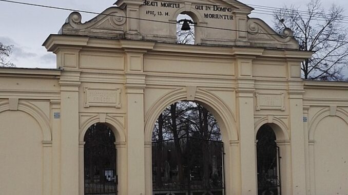 Frýdek – hřbitov, brána. Zdroj foto: https://commons.wikimedia.org/ Qasinka/ CC BY-SA 1.00, upravena velikost fotografie