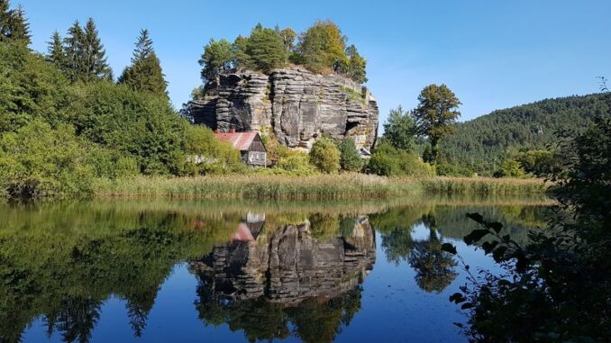 Skalní hrad Sloup v okrese Česká Lípa, Liberecký kraj. Zdroj: Shutterstock.com/Petr Brezina