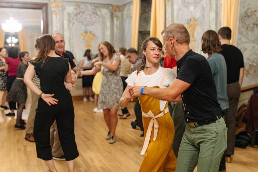 Swing pod Zelenou horou. Foto: Barbora Holásková. Zdroj: Pojďme dělat město, z.s.