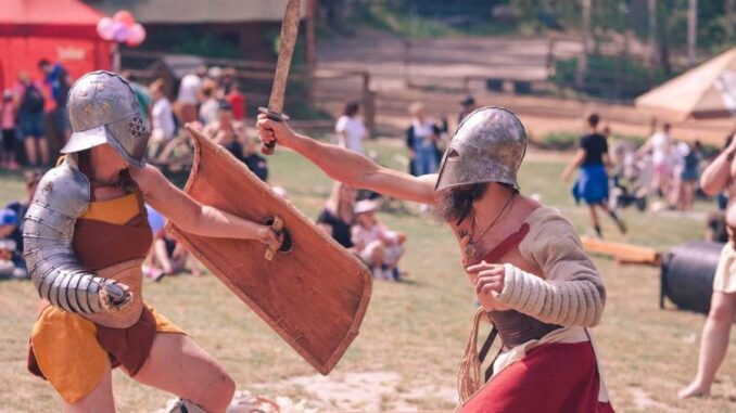 Medokvas s gladiátory v Zemi Keltů. Zdroj: Keltský skanzen Nasavrky