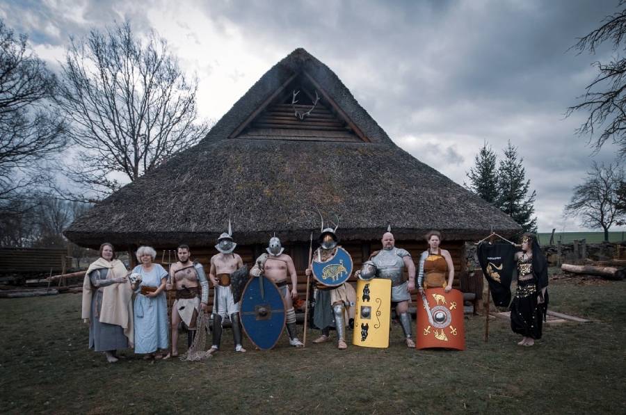 Medokvas s gladiátory v Zemi Keltů. Zdroj: Keltský skanzen Nasavrky