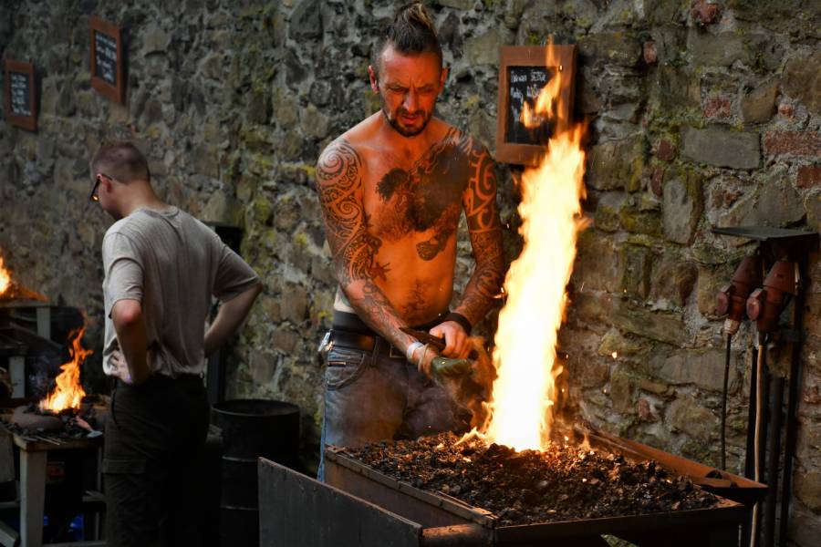 Hefaiston - mezinárodní setkání uměleckých kovářů na hradě Helfštýn. Zdroj: Muzeum Komenského v Přerově