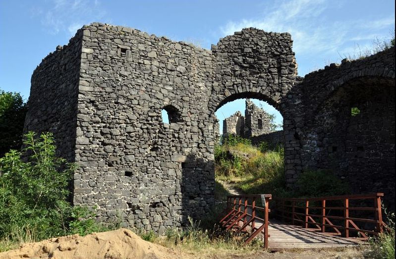 Zřícenina hradu Šumburk u Klášterce nad Ohří. Foto: Petr Fabian. Zdroj: <a href="http://www.hrady-zriceniny.cz">Hrady-zříceniny.cz</a>