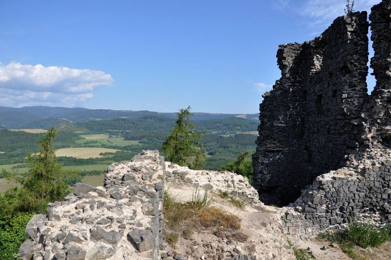 Výhled ze zříceniny hradu Šumburk. Foto: Petr Fabian. Zdroj: <a href="http://www.hrady-zriceniny.cz">Hrady-zříceniny.cz</a>