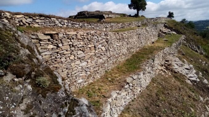 Horní a střední linie zemního opevnění hradu na jihovýchodě. Zdroj: Hrady Českého středohoří, z.s.