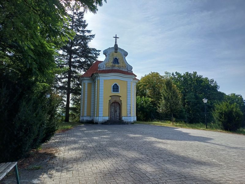 Pohřební kaple rodu Berchtoldů u Neznašova. Foto: Anna Petruželková