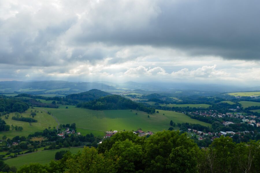 Pohled z rozhledny na zřícenině hradu Kamenice u České Kamenice do chráněné krajinné oblasti Labské pískovce. Zdroj: Shutterstock.com/2200474769/Samo451