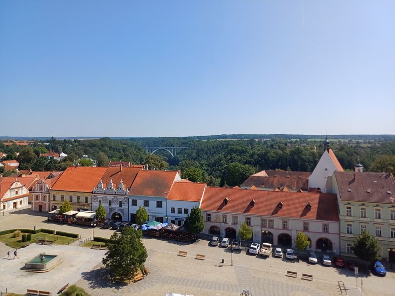 Pohled na Bechyňský most zvaný Duha z vyhlídkové věže kostela sv. Matěje v Bechyni. Foto: Anna Petruželková