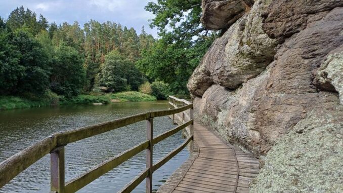 Visutá lávka nad řekou Lužnicí u Bechyně. Foto: Anna Petruželková