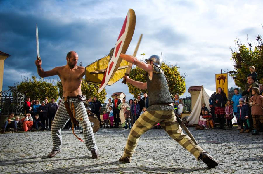 Samhain na zámku Nižbor. Zdroj: Ústav archeologické památkové péče středních Čech, zámek Nižbor