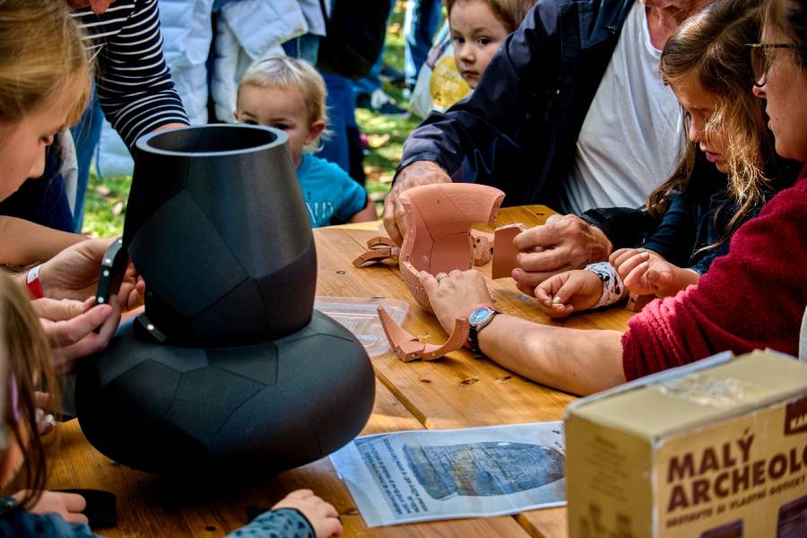 Samhain na zámku Nižbor. Zdroj: Ústav archeologické památkové péče středních Čech, zámek Nižbor